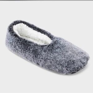 QTY 2 Auden Faux Fur Slipper in Black and Cream
Size: M/L (8-10)
NWT